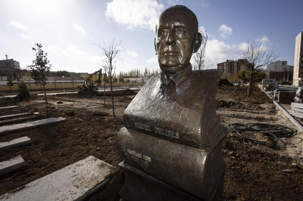 Un busto de Miguel Delibes preside el parque en la intersección con Eulalia Cáceres.