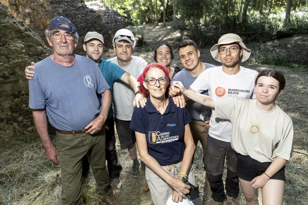 Susana Cristóbal, rodeada por sus compañeros de excavación y por David (i.), vecino de Rezmondo y colaborador de Proyecto Royales.