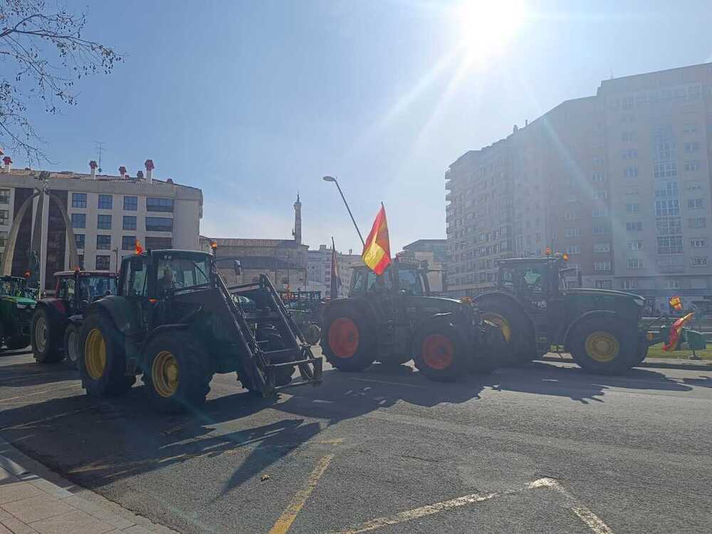 Los tractores impiden el paso por la Plaza España.  / Diario de Burgos