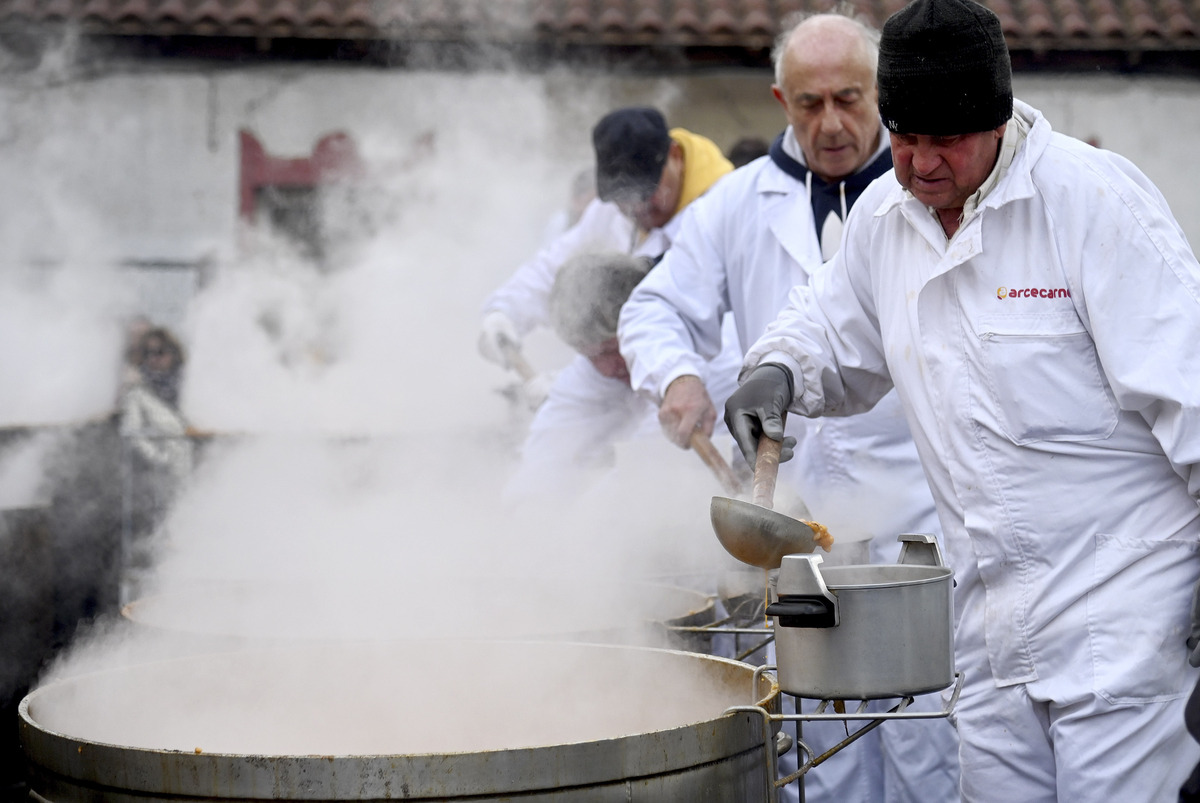 Celebración de la Festividad de San Antón y tradicional reparto de 'los titos'.  / RICARDO ORDÓÑEZ (ICAL)