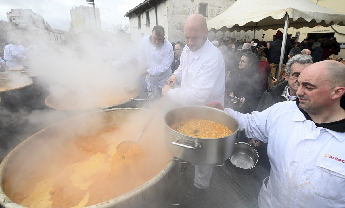 Celebración de la Festividad de San Antón y tradicional reparto de 'los titos'.  / RICARDO ORDÓÑEZ (ICAL)