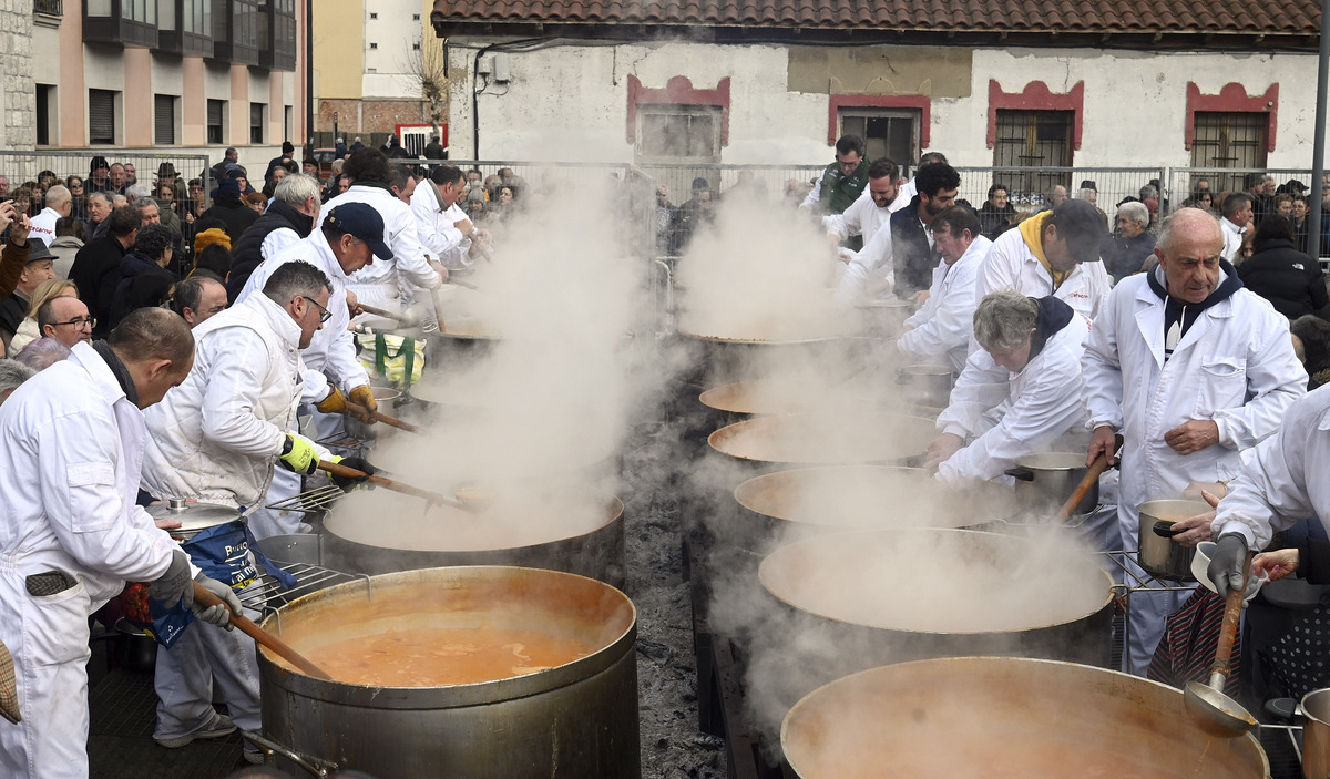 Celebración de la Festividad de San Antón y tradicional reparto de 'los titos'.  / RICARDO ORDÓÑEZ (ICAL)