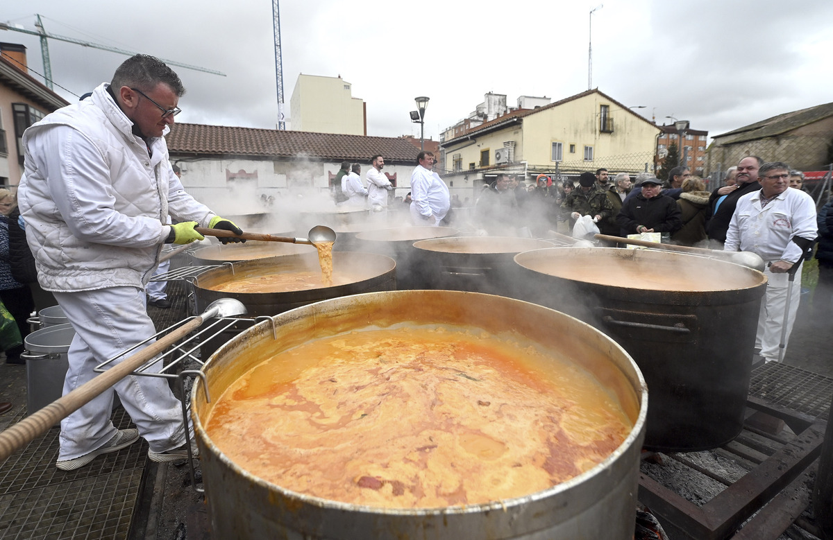 Celebración de la Festividad de San Antón y tradicional reparto de 'los titos'.  / RICARDO ORDÓÑEZ (ICAL)