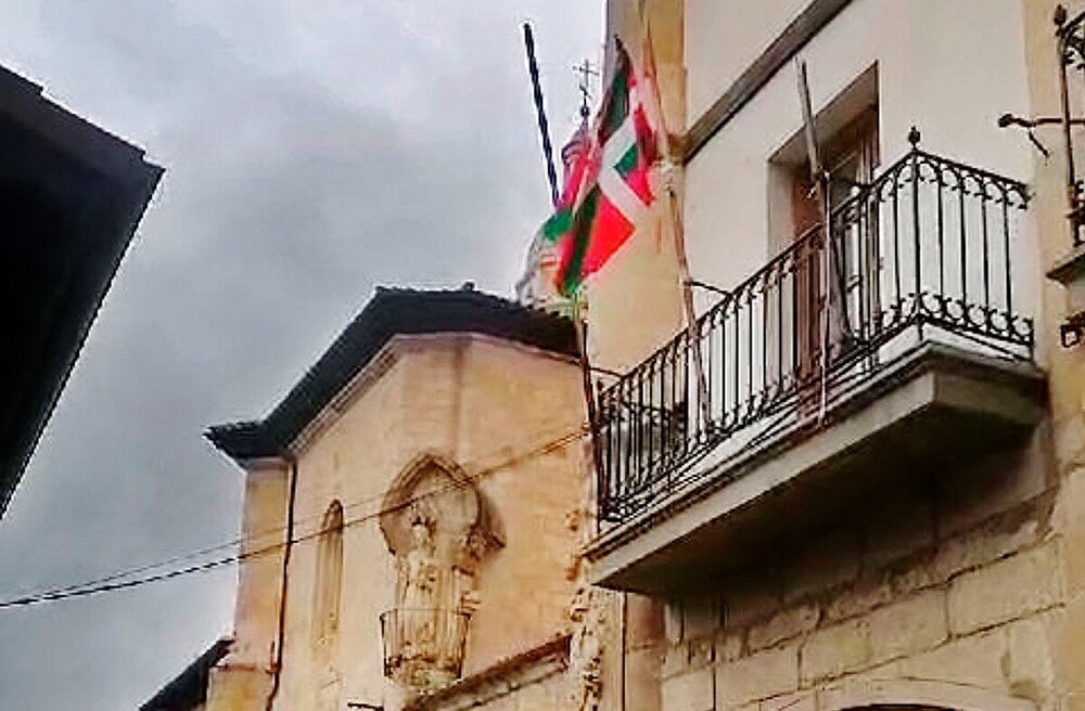 La bandera de Euskadi donde tenían que estar las de Castilla y León, España y la Unión Europea.