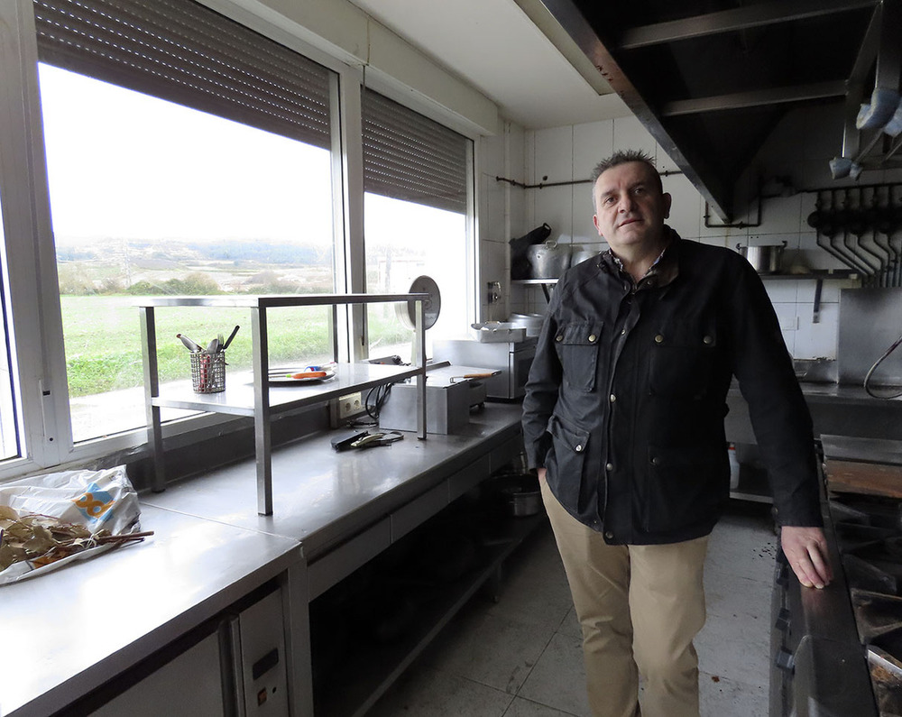 Carlos Gorostizaga en la cocina de El Olvido, donde destaca la luz natural y el paisaje que regalan sus ventanas. 