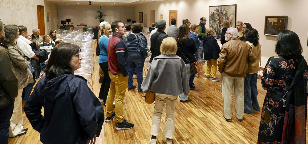 Al fondo, en tonos grises, los visitantes observan uno de los cuadros de Luis Sáez. Es una obra abstracta de hacia 1950 que está ubicada en el salón de recepción. La pieza se sumó a la colección de las Cortes en 2007. 