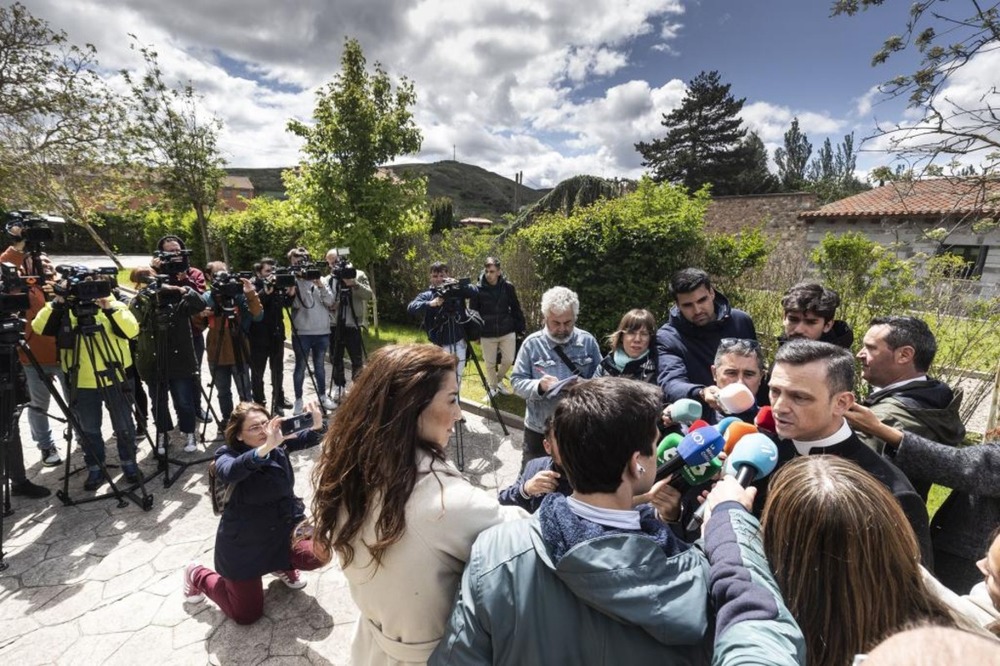 José Ceacero, el cura coctelero, rodeado de periodistas.