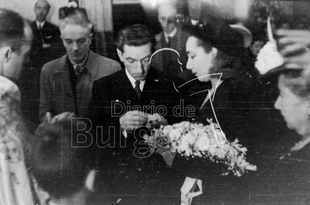 Durante años, las bodas (esta es de 1947) también fueron anunciadas con el nombre de los contrayentes, la iglesia y la hora.