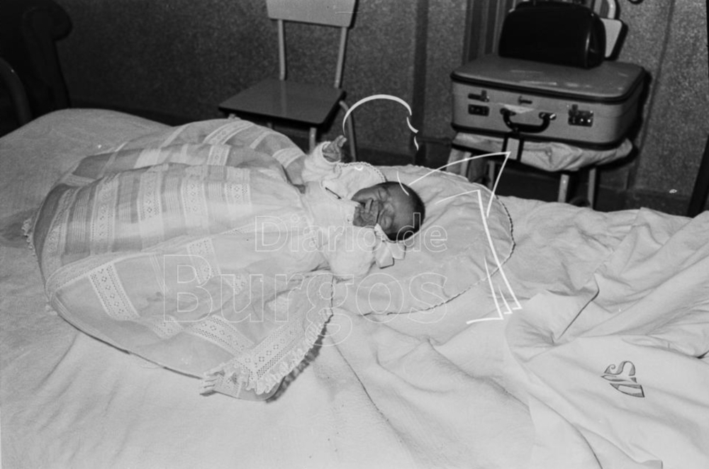 Un recién nacido, en el hospital de San Juan de Dios, en 1966.