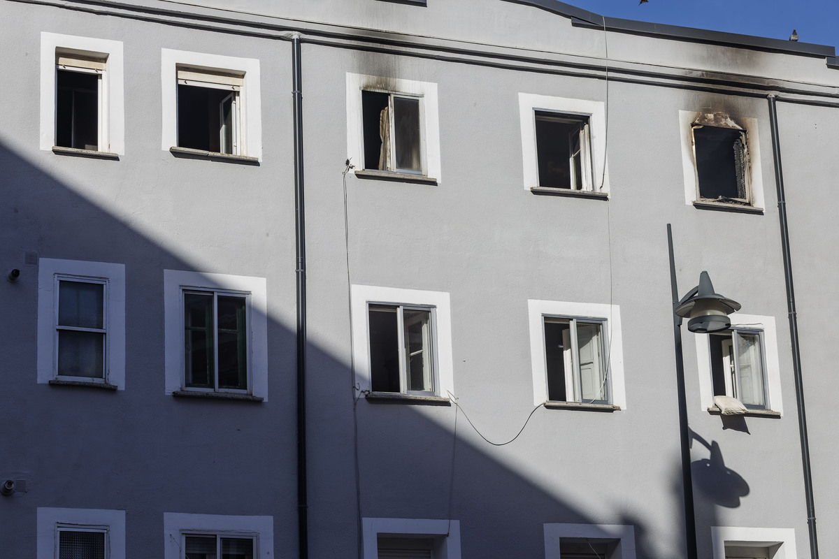 Una persona ha fallecido y otras ocho han resultado afectadas en un incendio en la calle Fray Esteban de la Villa.  / RICARDO ORDÓÑEZ (ICAL)