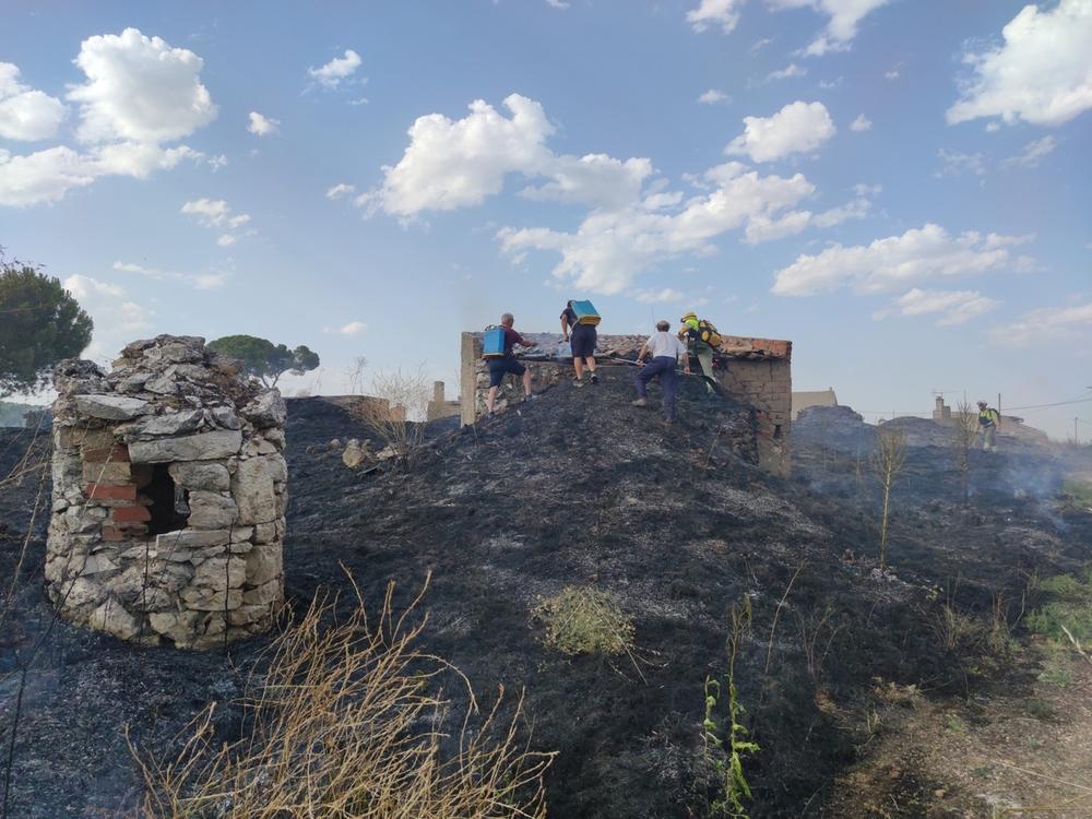 Las llamas afectaron al pinar próximo a las bodegas y merenderos.