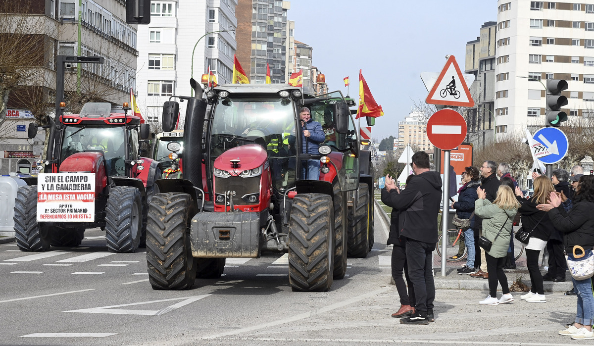 Una tractorada ha paralizado Burgos capital durante toda la mañana.  / RICARDO ORDÓÑEZ (ICAL)