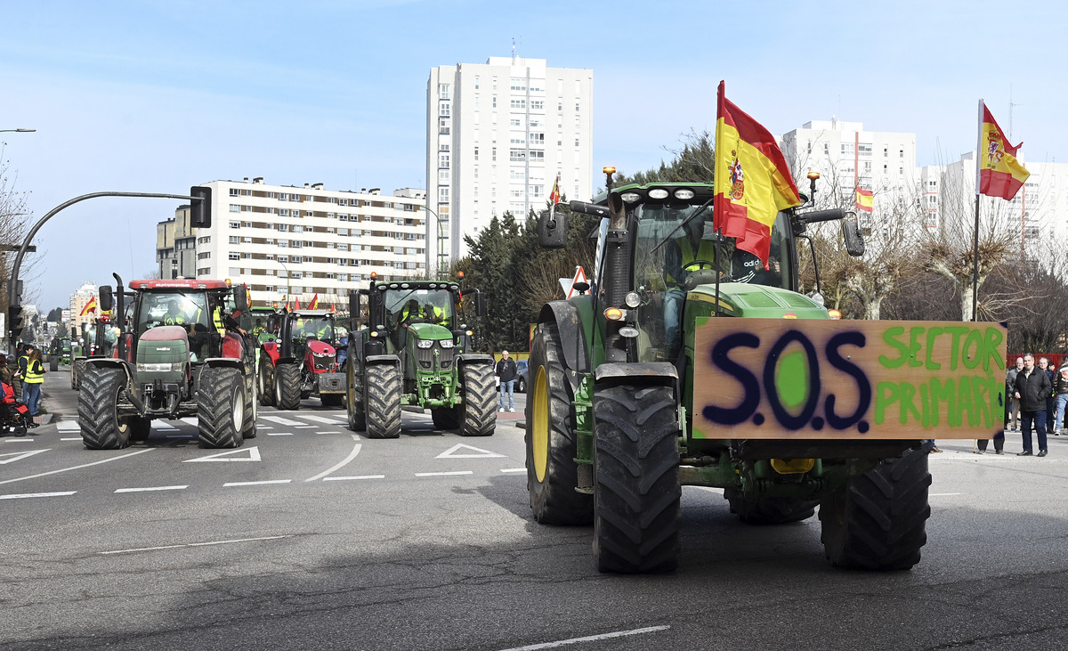 Una tractorada ha paralizado Burgos capital durante toda la mañana.  / RICARDO ORDÓÑEZ (ICAL)