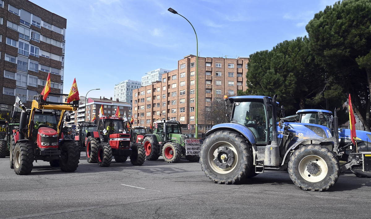 Una tractorada ha paralizado Burgos capital durante toda la mañana.  / RICARDO ORDÓÑEZ (ICAL)