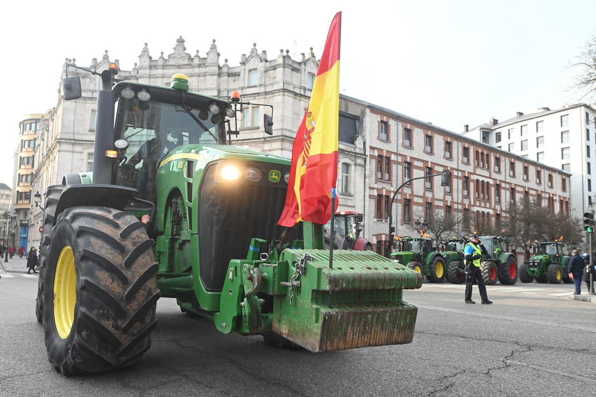 Una tractorada ha paralizado Burgos capital durante toda la mañana.  / RICARDO ORDÓÑEZ (ICAL)