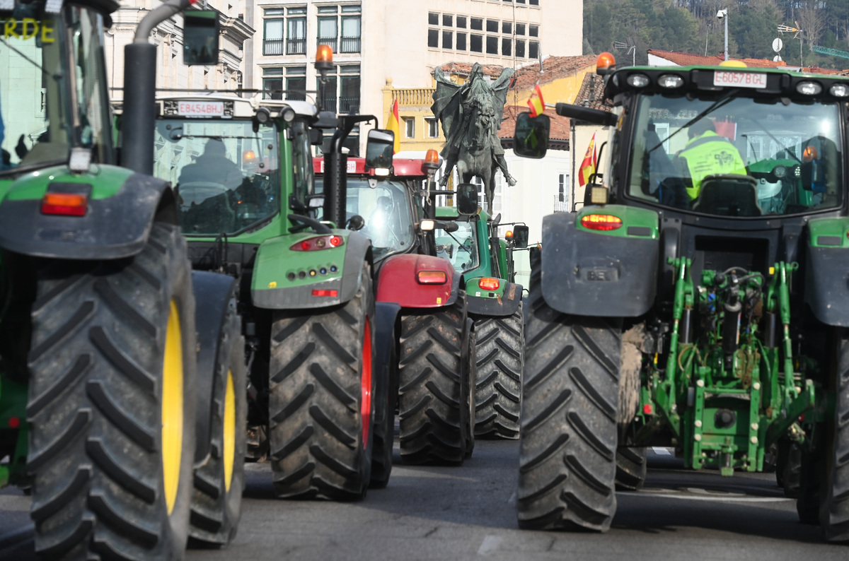 Una tractorada ha paralizado Burgos capital durante toda la mañana.  / RICARDO ORDÓÑEZ (ICAL)