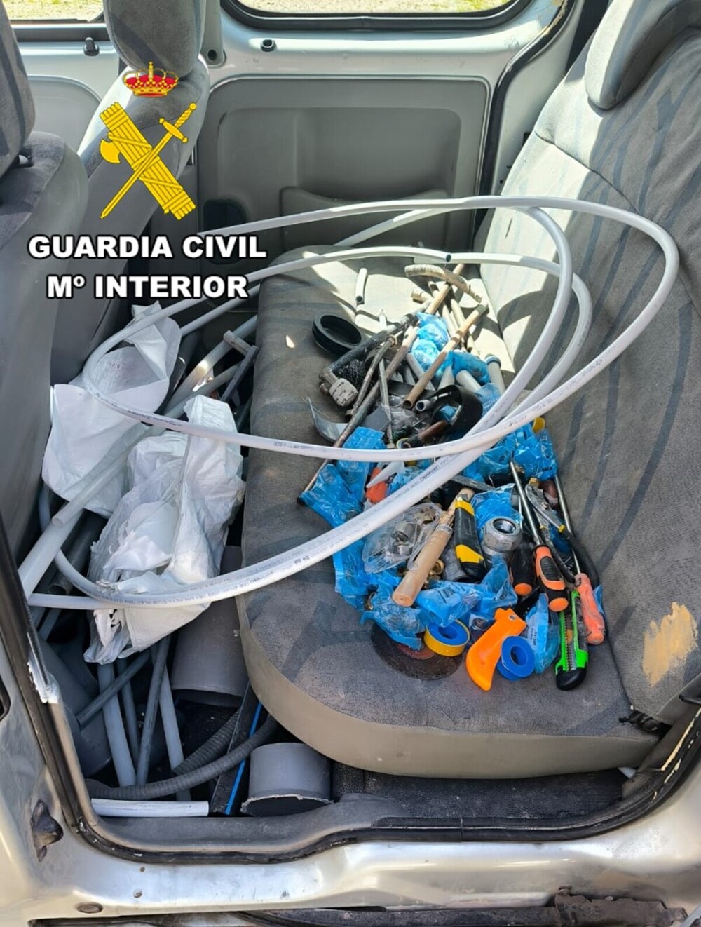 En el interior de la furgoneta los agentes hallaron más sacos iguales a los depositados, pero vacíos, además de herramienta y otros materiales de deshecho.