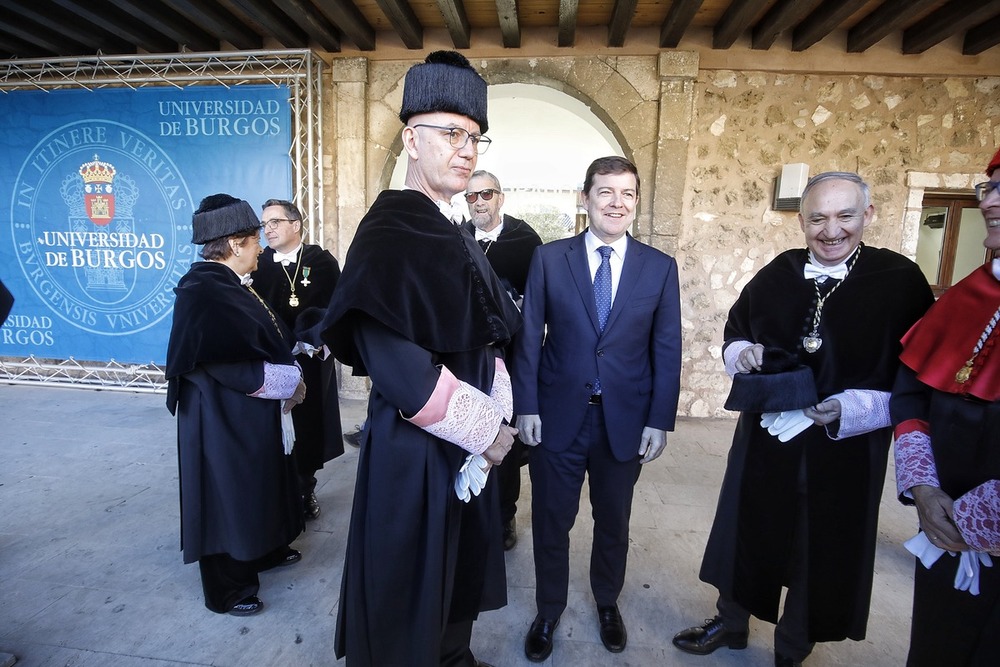 El presidente de la Junta, Alfonso Fernández Mañueco, ha asistido este miércoles en Burgos a la puesta de largo de José Miguel García Pérez al frente de la UBU.