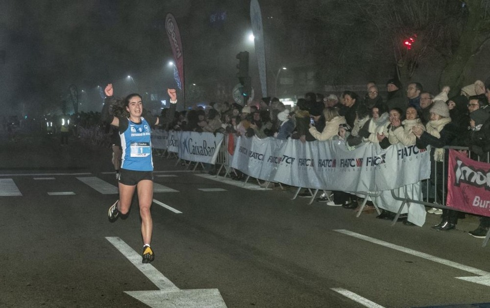 Inés Herault, con los brazos en alto celebrando su segunda victoria en la San Silvestre.