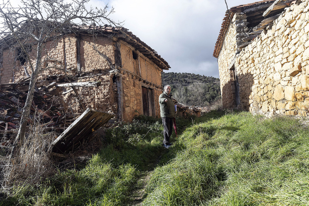 El escritor Félix J. Alonso, nacido en Castroceniza, se ha propuesto no dejar caer a su pueblo y tiene en mente varias iniciativas para revitalizarlo. 