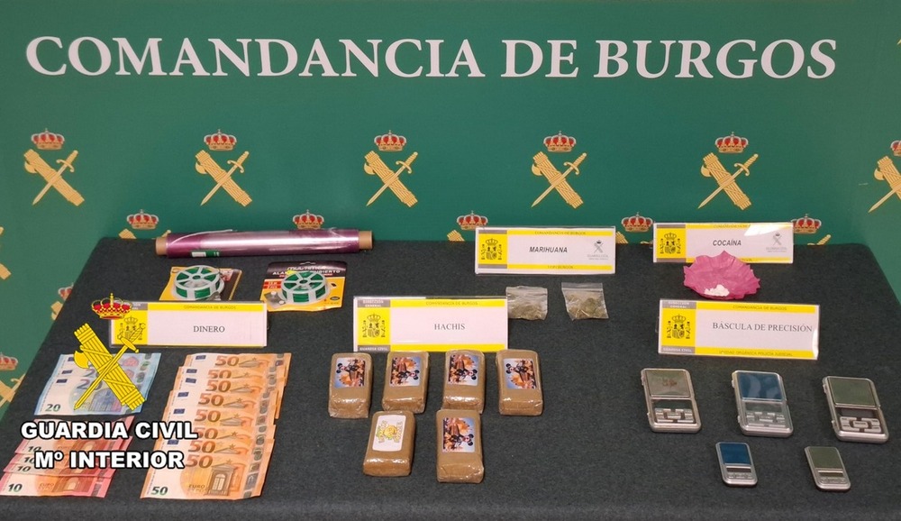 Han sido aprehendidos 600 gramos de hachís y varias dosis de marihuana y cocaína, además de básculas de precisión, efectos para su dosificación y dinero