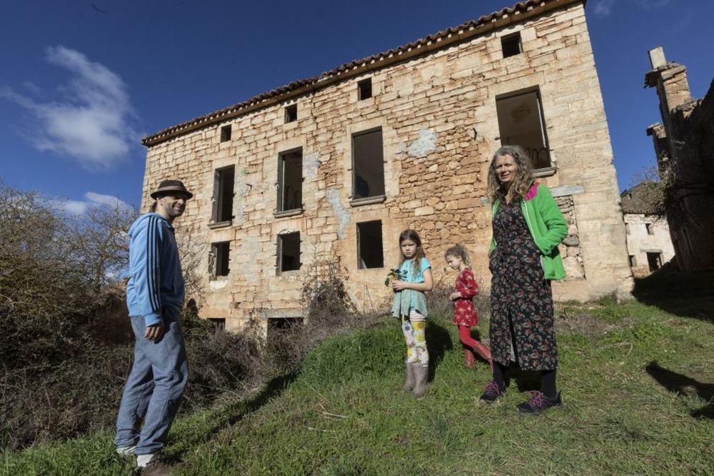 Tibor Strausz y Maaike Geurts buscaban comprar una aldea en España para desarrollar su proyecto de bosque comestible. Pagaron 350.000 euros por Bárcena. 