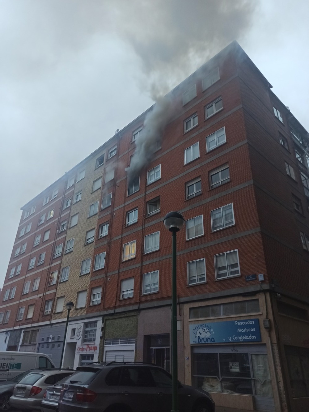 Densa humareda saliendo del cuarto piso del número 6 de la plaza Foramontanos, en Capiscol.