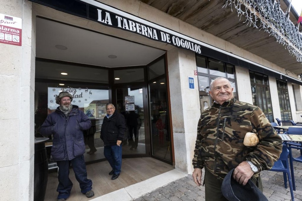 Miguel, de 79 años, lleva toda la vida en Cogollos y ha visto el cambio del pueblo.