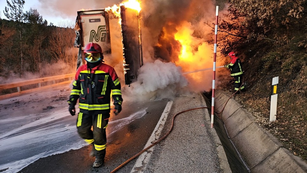 Los bomberos intentan controlar las llamas.