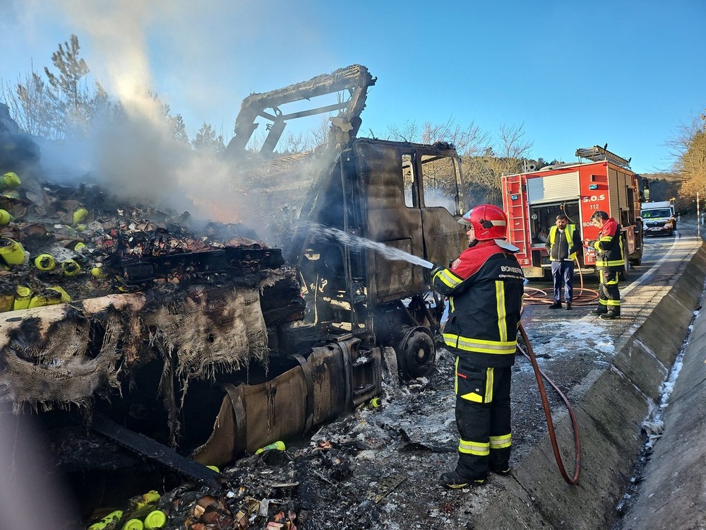 Un camión en llamas corta la N-120 en La Pedraja