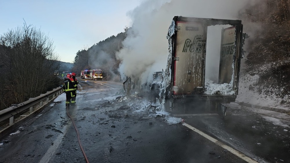 Un camión en llamas corta la N-120 en La Pedraja