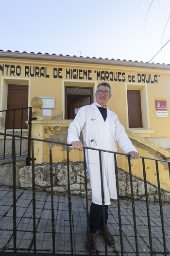 En el interior de este edificio de Atención Primaria de Gumiel de Mercado, el médico Carlos Hernando ha pasado consulta las últimas tres décadas.