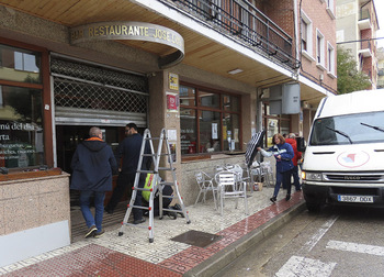 Se topa con dos ladrones en su bar tras hacer las tortillas