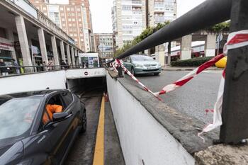 Precintan el muro del párking de plaza España al caer losetas