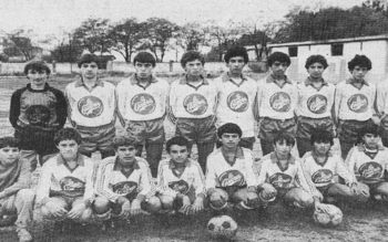 Imagen de 1985 del equipo que patrocinaba La Casera, donde dio sus primeros pasos el histórico futbolista burgalés Lucio Arnaiz.