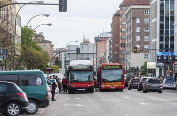 El semáforo espía caza a 4 buses urbanos durante el último año