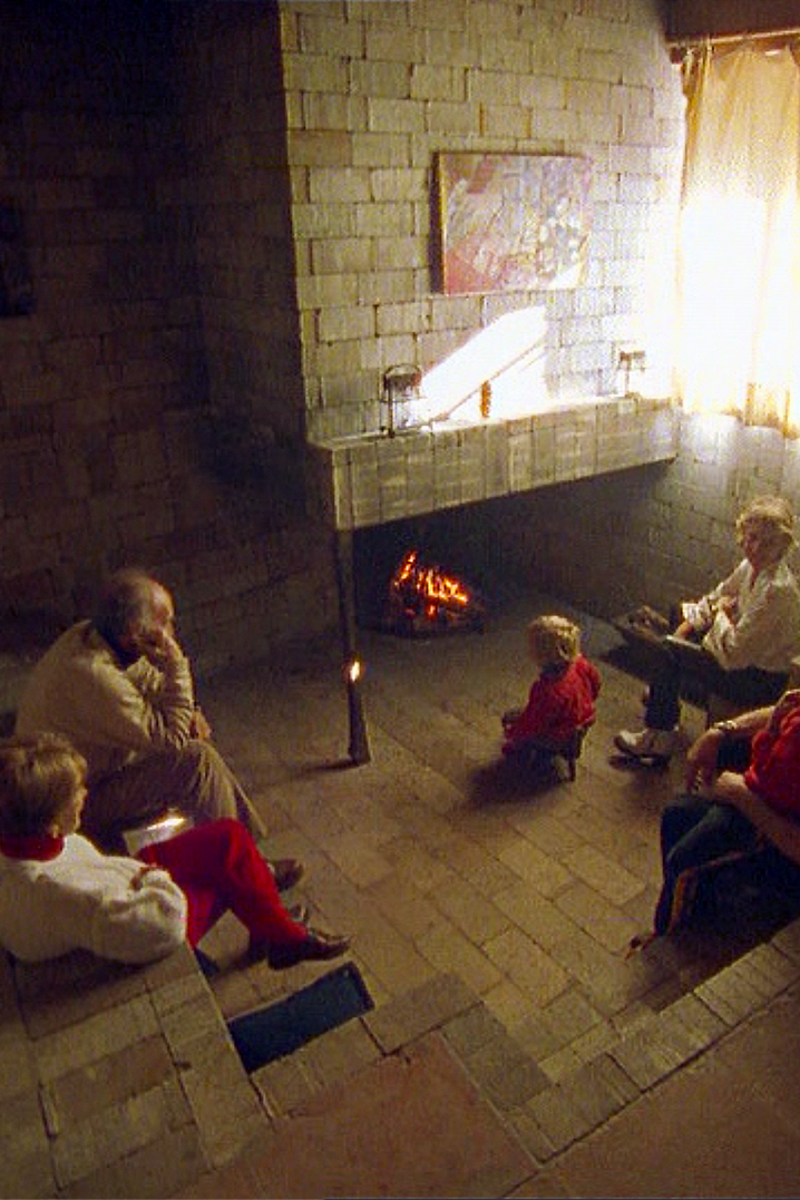 Eduardo Chillida construyó una chimenea para su casa molino en tierras burgalesas. La imagen de 1971. 