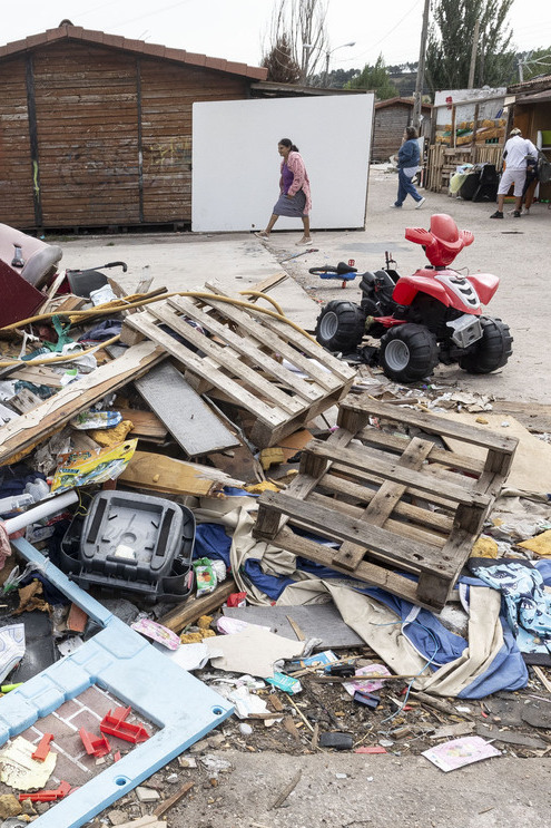 Las 11 familias gitanas que sobreviven entre basura, ratas y cucarachas en el poblado chabolista de El Encuentro se debaten entre una inserción inminente y la única vida que han conocido: la del 'barrio'.