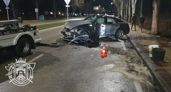 Destroza su coche en un accidente en la avenida Caja Círculo