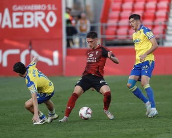 El Mirandés y el Cádiz firman el empate en Anduva