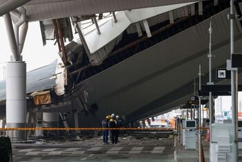 Al menos un muerto al caer el techo del aeropuerto de Nueva Deli
