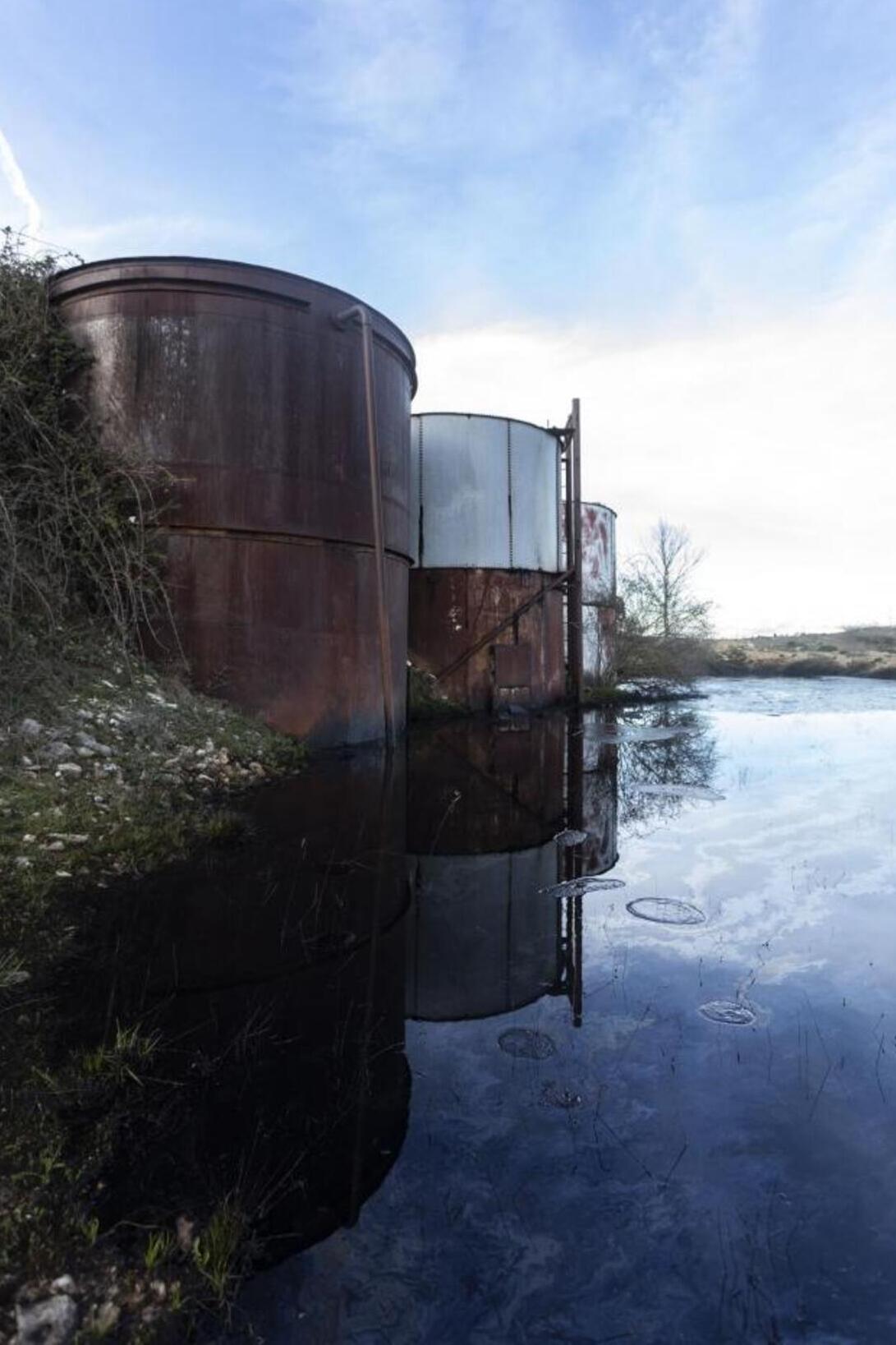 Un vertido de miles de litros de parafina retrata el abandono del campo petrolífero burgalés de La Lora.