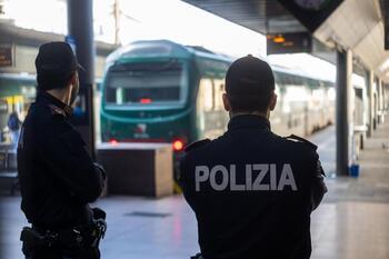 Al menos 15 policías heridos por un artefacto explosivo en Turín