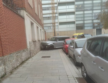 Herida tras empotrar el coche en el colegio Jesús María