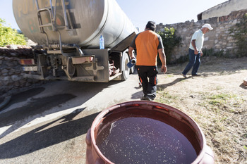 30 pueblos beben agua gracias al camión cisterna