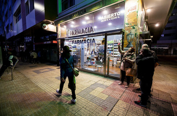 Asalta a punta de navaja una farmacia de la calle Madrid