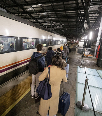 Trenes y buses repletos y sin refuerzos en Navidad