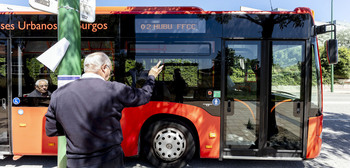 'Demasiados' mayores en los buses municipales