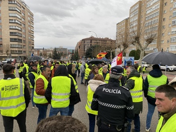 Cortan la avenida Cantabria en apoyo a los 3 detenidos