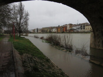 El Ebro amenaza con inundar zonas como La Arboleda mañana